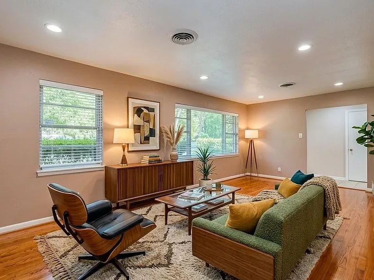 9139 Western Dr — Photo 2