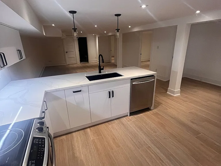 15 Addington Cres #BASEMENT — Photo 3
