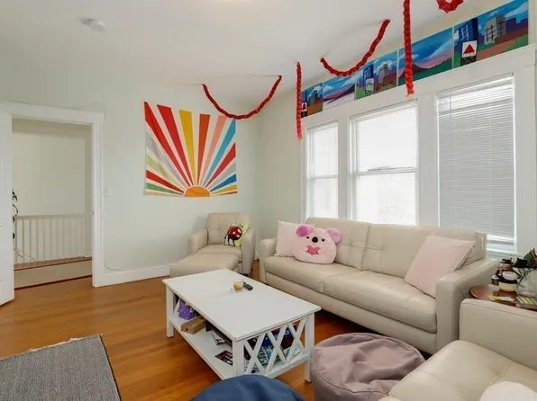 62 Algonquin Rd #1, Chestnut Hill, MA 02467