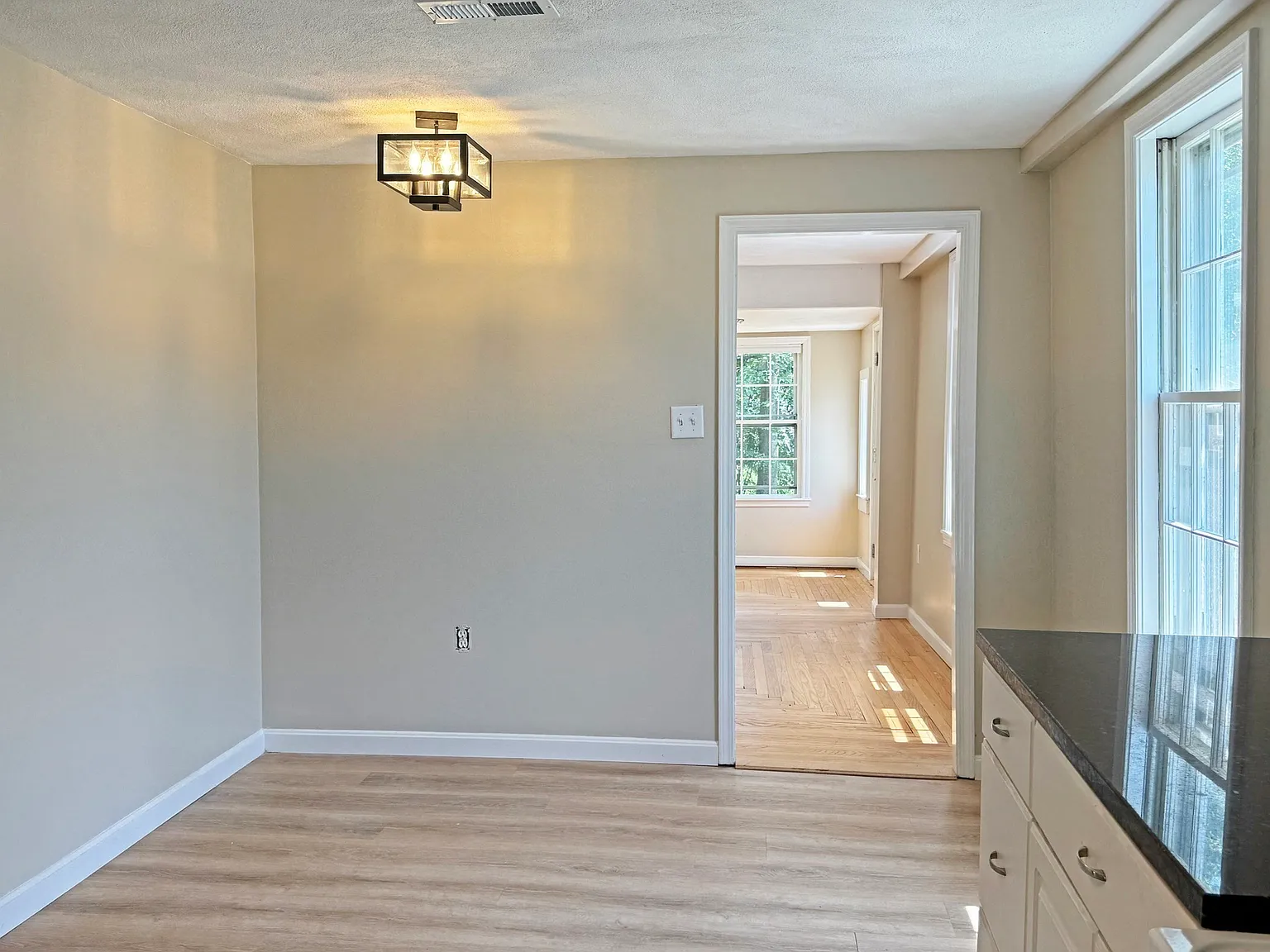 3 bed, 2.0 bath, 1300 sqft, $3,450 — Photo 4
