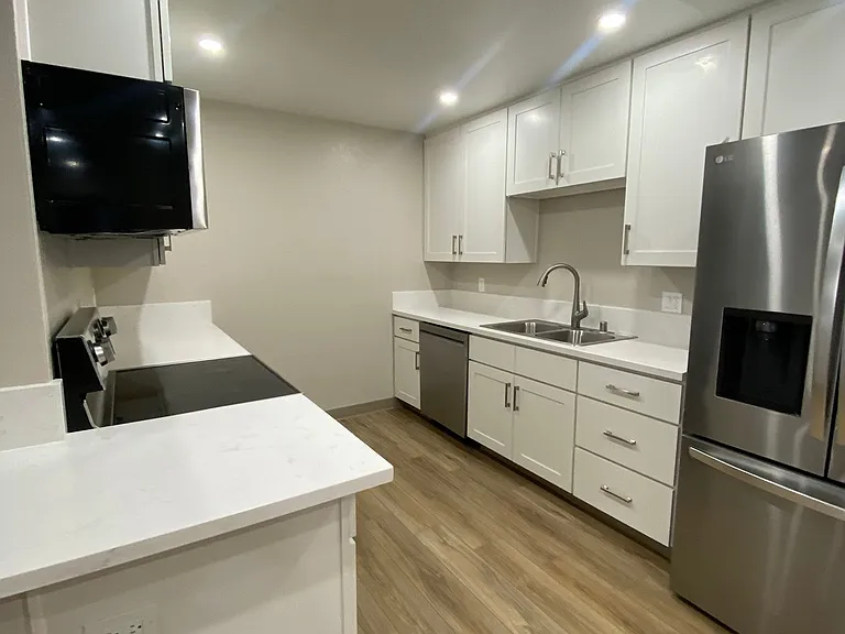 Los Olivos Apartments — Photo 13