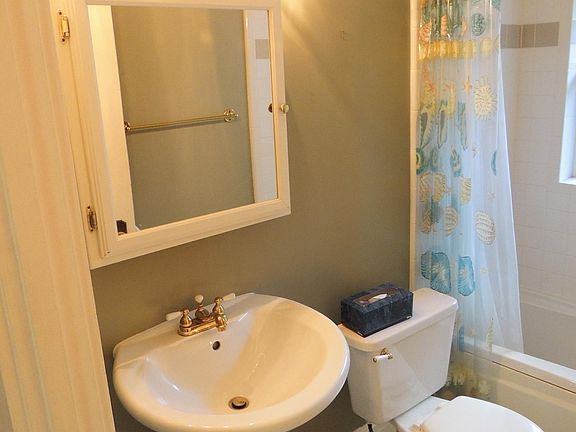 3rd image of 851 E Belmont Ave