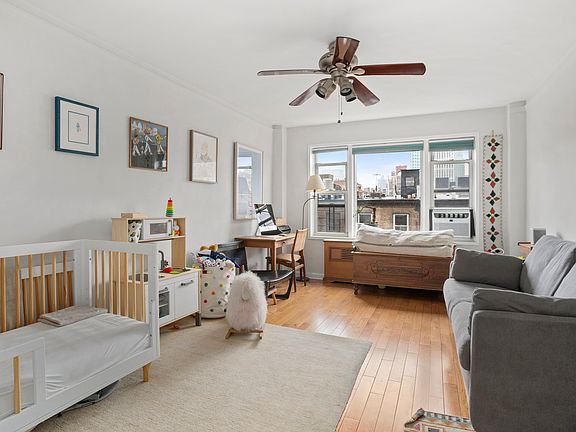 5th image of 135 Willow St APT 603