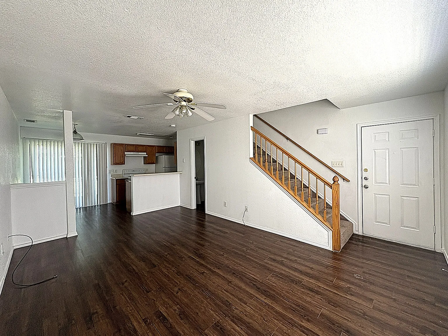 2 bed, 1.5 bath, 882 sqft, $699 — Photo 2