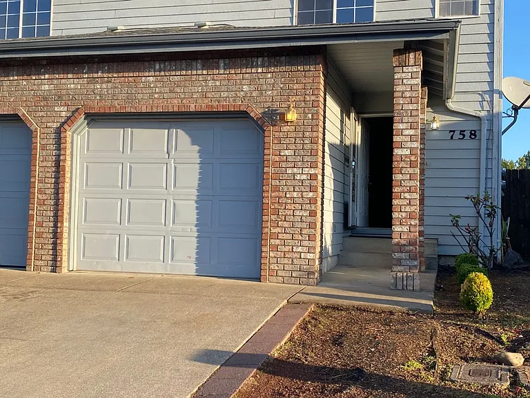 Newly remodeled 3 bedroom Townhouse near Gateway — Photo 2
