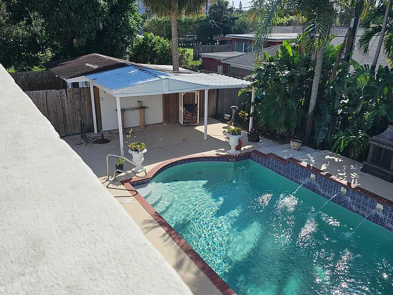 1212 Longwood St — Photo 4
