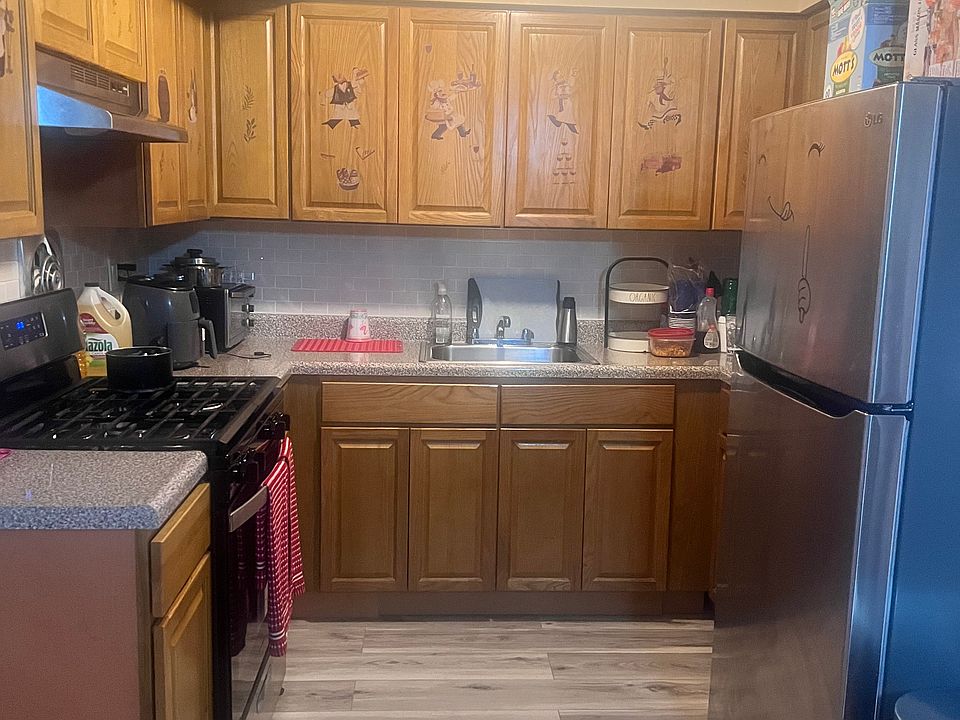 1st image of 2954 Laconia Ave Floor 3