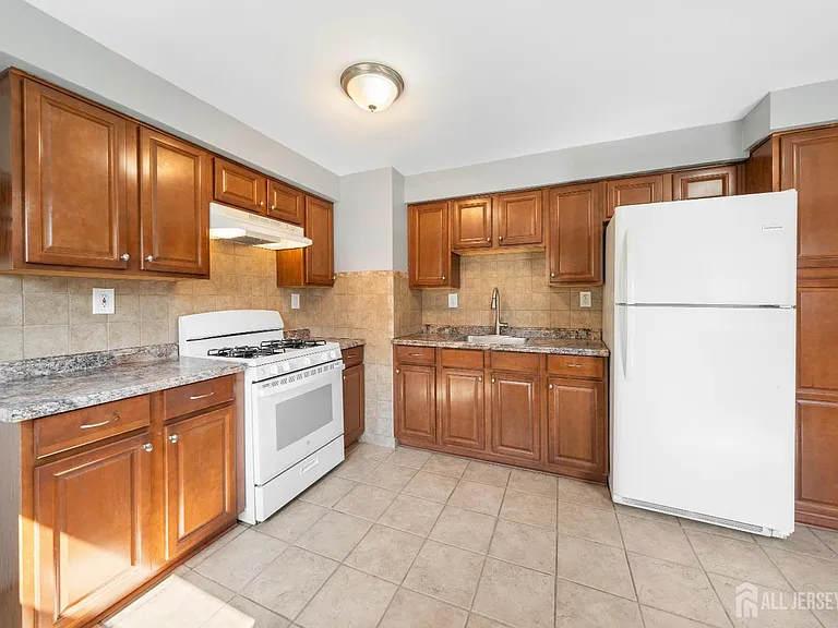 69 S Harrison Ave — Photo 3