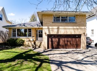 284 Blackhawk Rd, Riverside, IL 60546