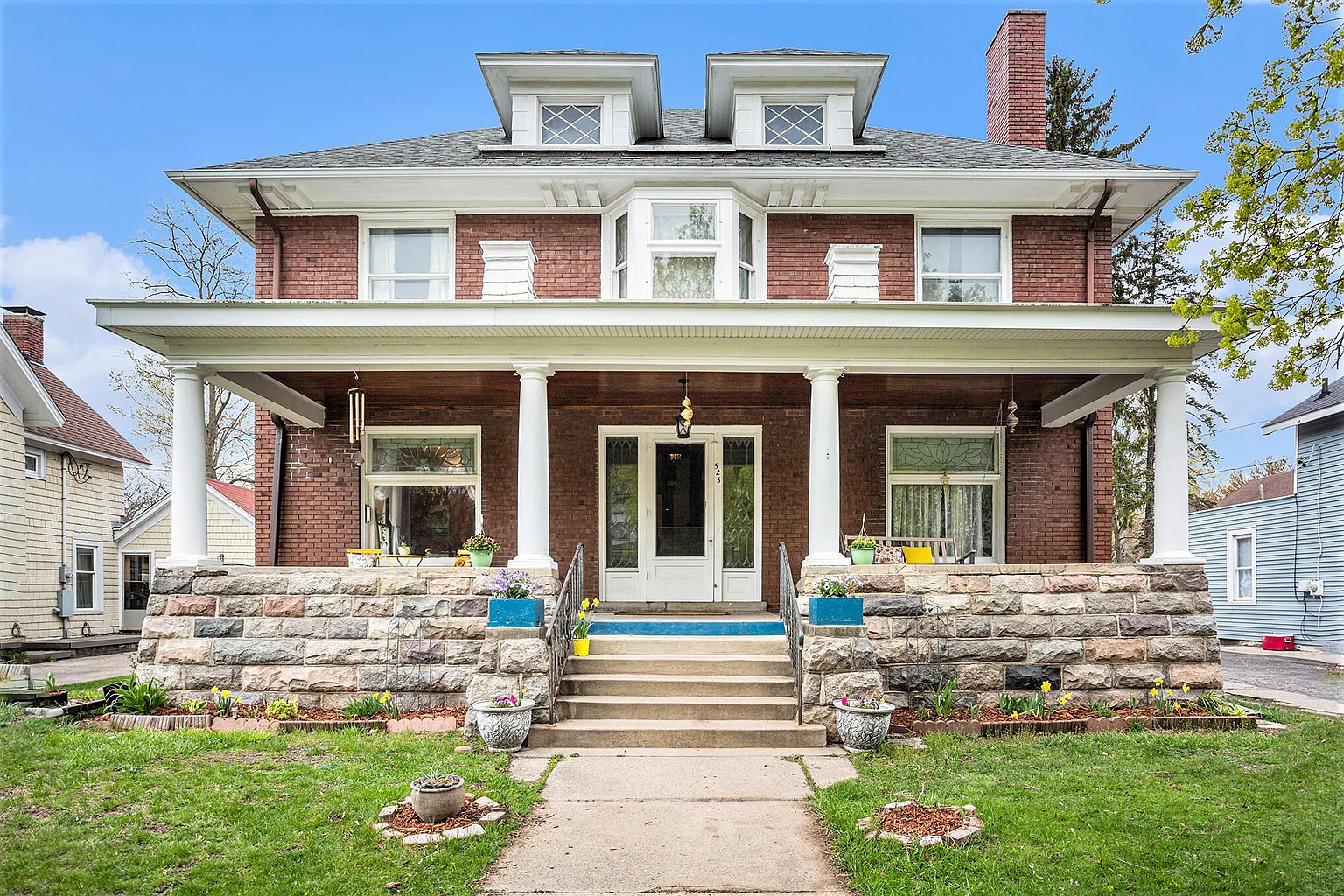 525 W Green St photo 1