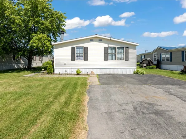 29 Chestnut Dr, Hamlin, NY 14464