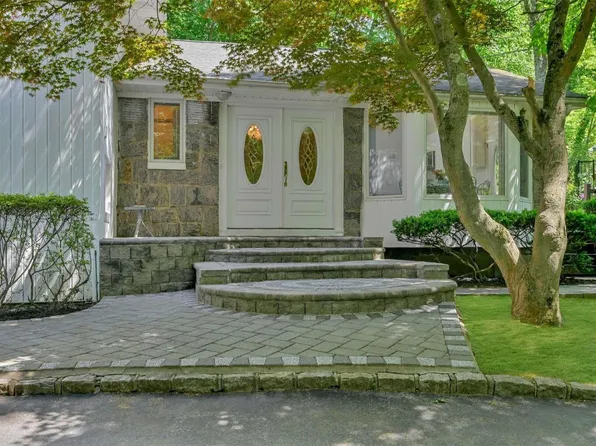 33 Juneau Boulevard, Woodbury, NY 11797