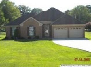 215 Hickory Ln, Batesville, MS 38606