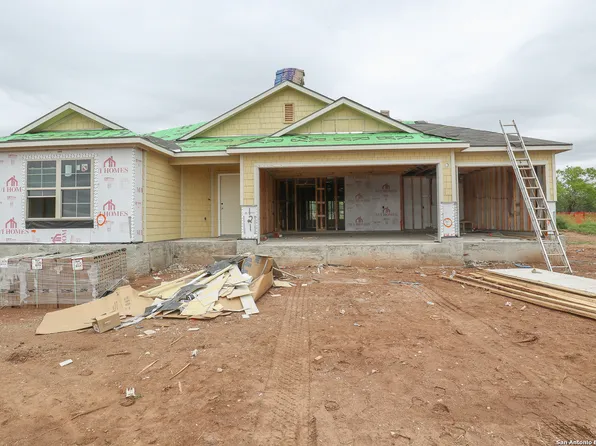 121 Cheyenne Dr, Floresville, TX 78114
