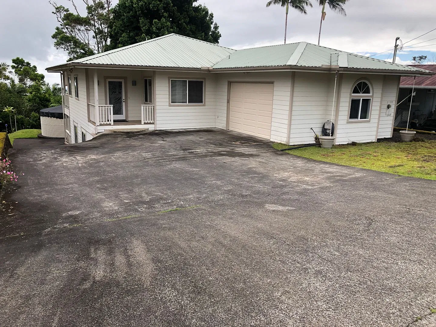 Lovely & spacious 3 bedroom 2 bath home (upstairs unit) in Hilo. — Photo 1