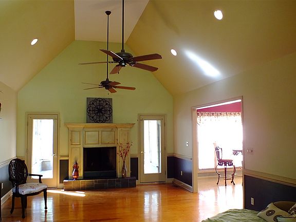 5th image of 518 Emerald Cove Dr