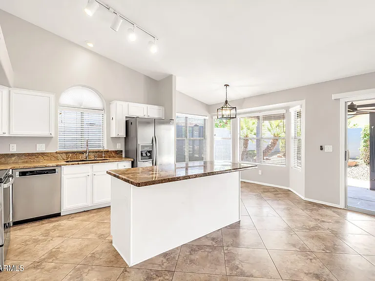 1113 E Betsy Ln — Photo 17