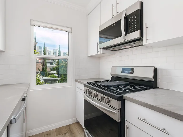 1736 N Normandie Ave — Photo 6