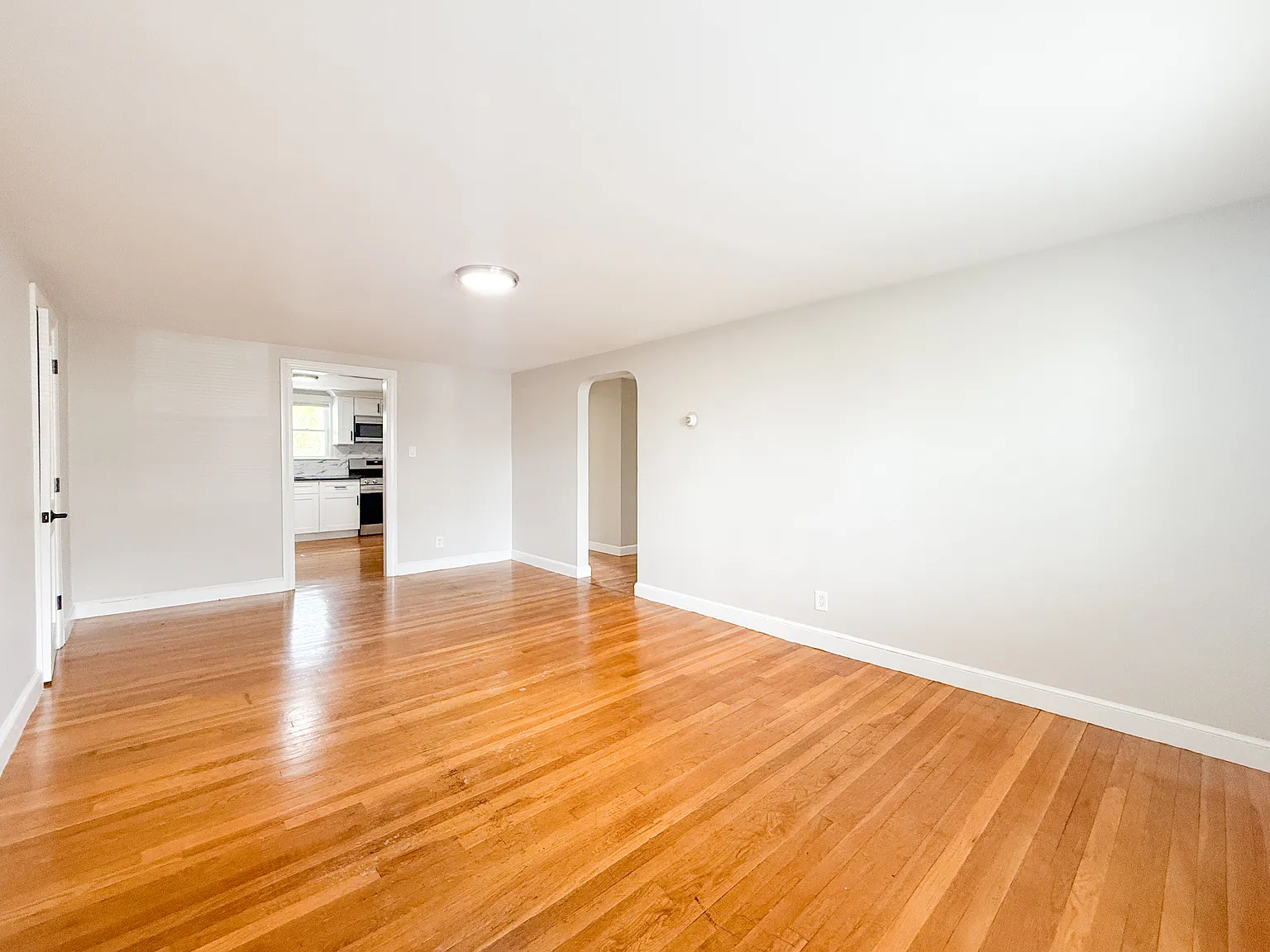 2 bed, 900 sqft, $2,700 — Photo 3
