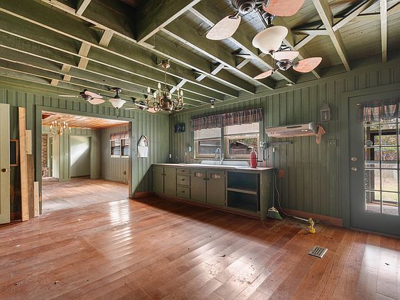 5th image of 402 Wilkinson St.