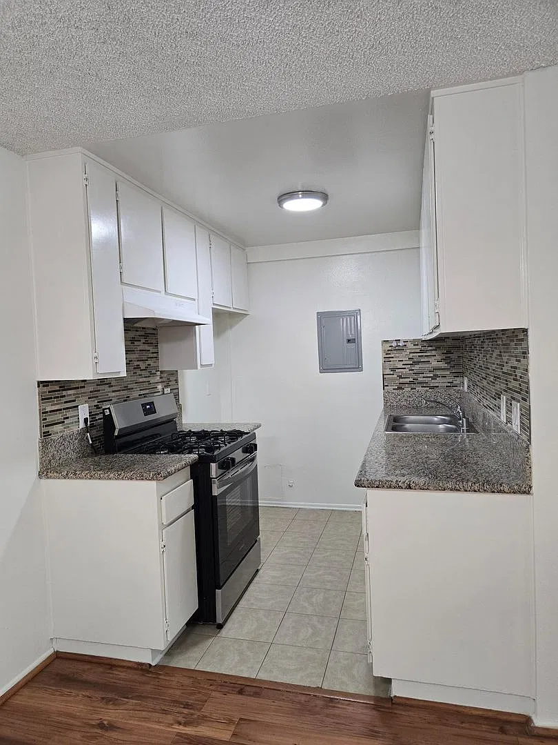 120 - 801 E Palmer Ave — Photo 4