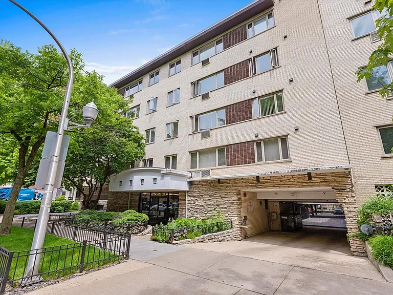 426 W Barry Ave #206 — Photo 1
