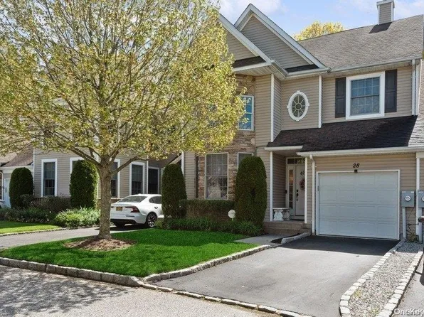 28 Eagle Circle #28, Bohemia, NY 11716