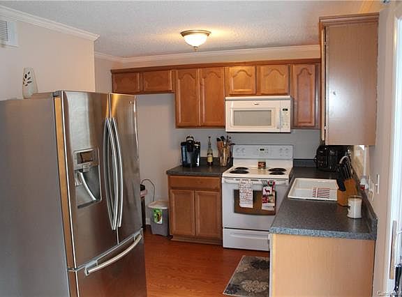 5th image of 963 Surry Ln
