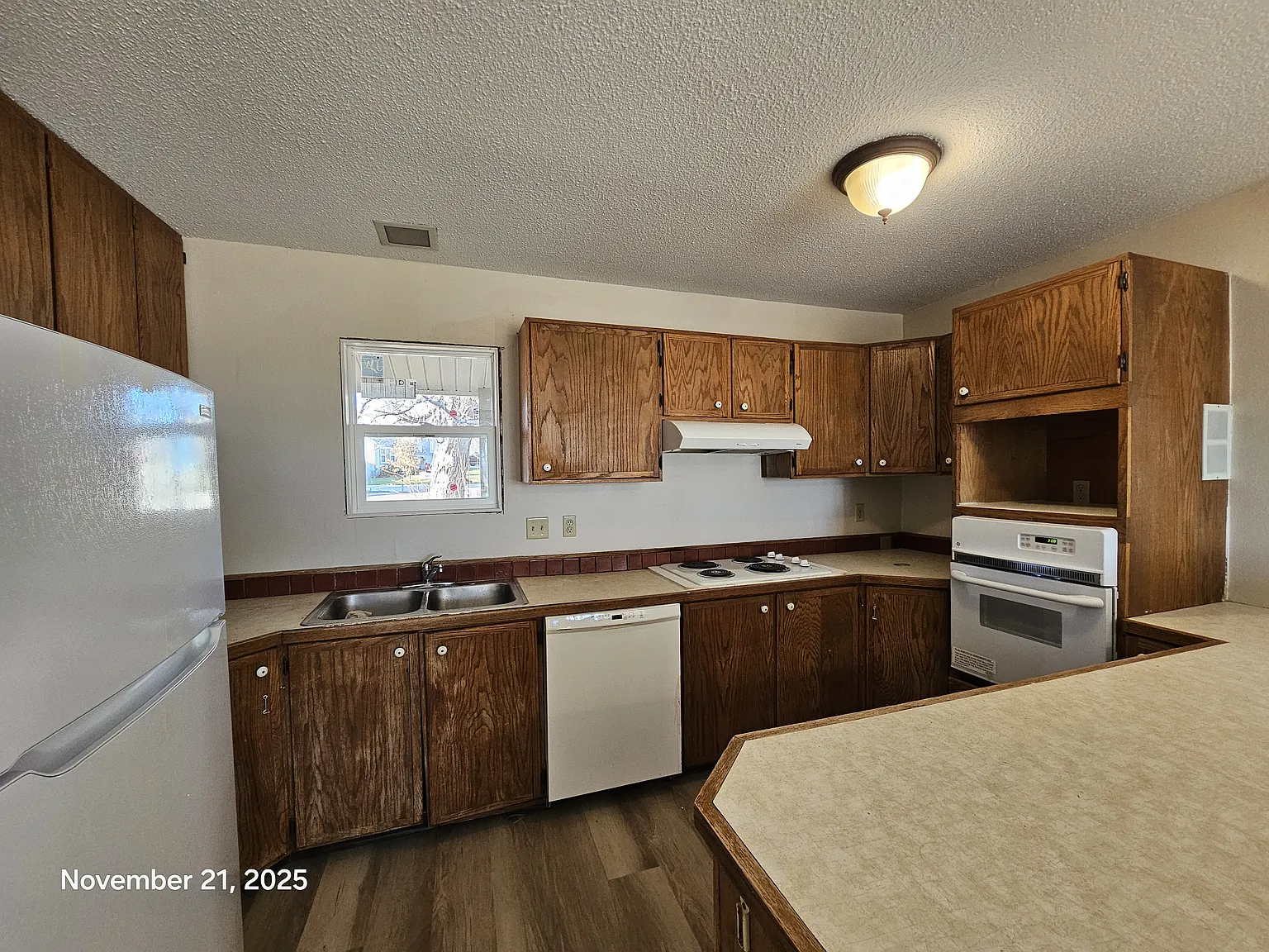 3 bed, 1064 sqft, $1,900 — Photo 3