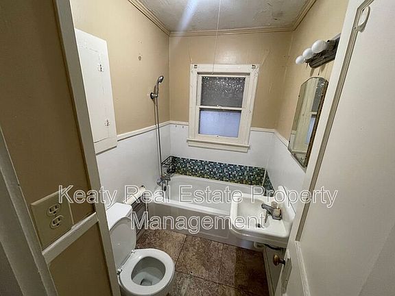 5th image of 409 Silkwood St