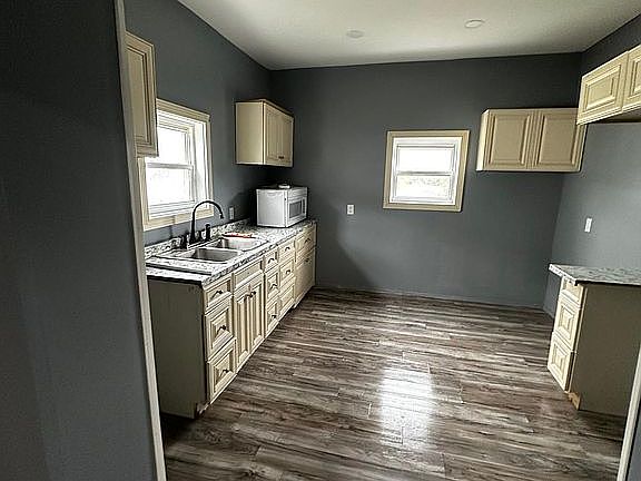 5th image of 909 Brock St