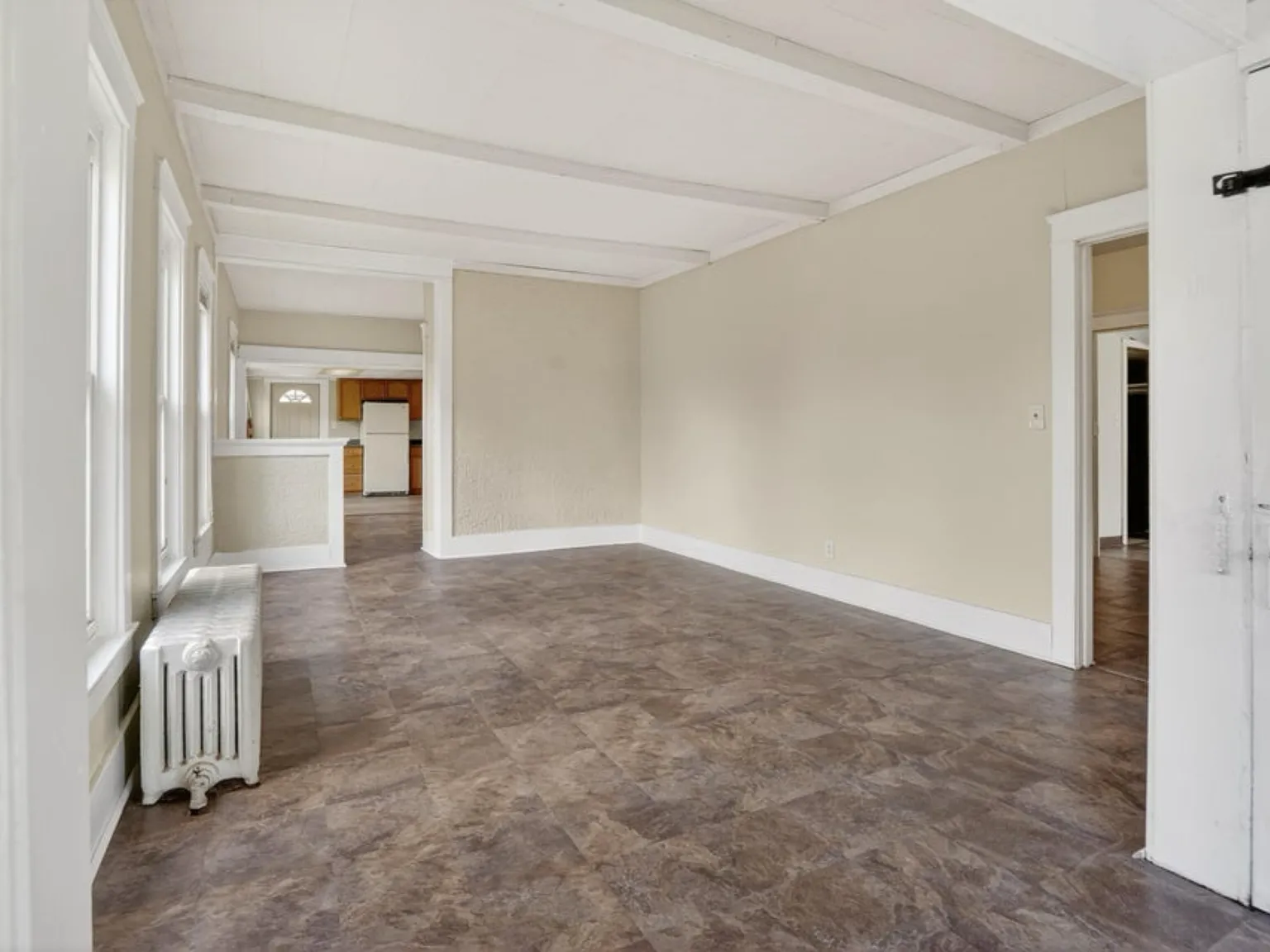 439 Columbia Ave W — Photo 4
