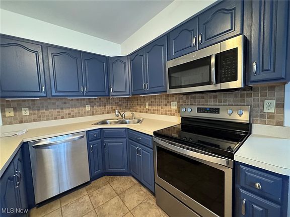 5th image of 2526 Windsor Ave