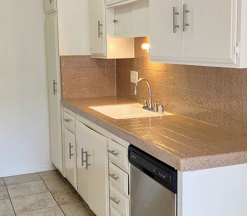3rd image of 4845 Whitsett Ave APT 05