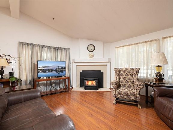 4th image of 832 Ash Ln