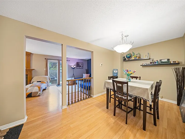 27 York Cres #17 — Photo 8
