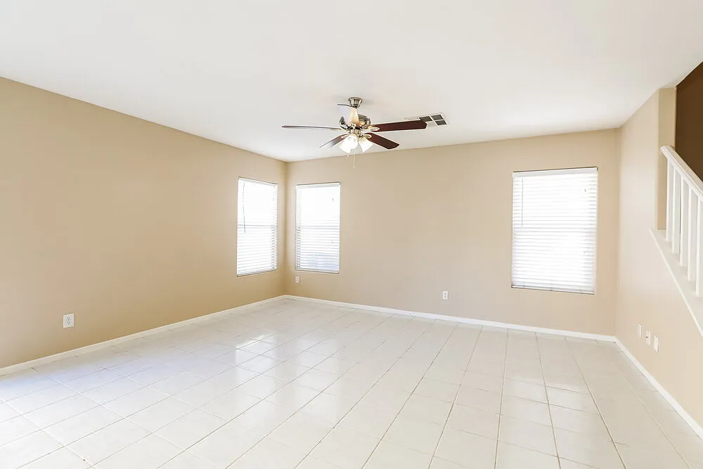 3 bed, 2.5 bath, 1337 sqft, $1,770 — Photo 4