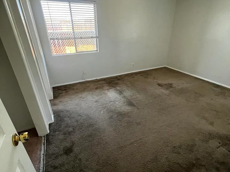 821 E Stroube St — Photo 5