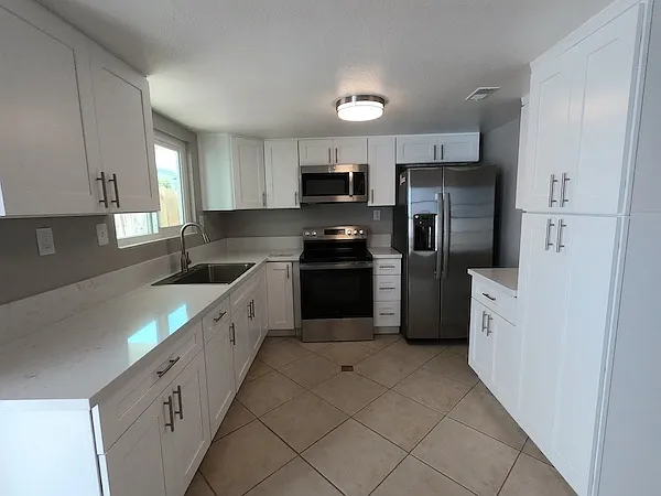 3 bed, 3.5 bath, 1960 sqft, $4,500 — Photo 2