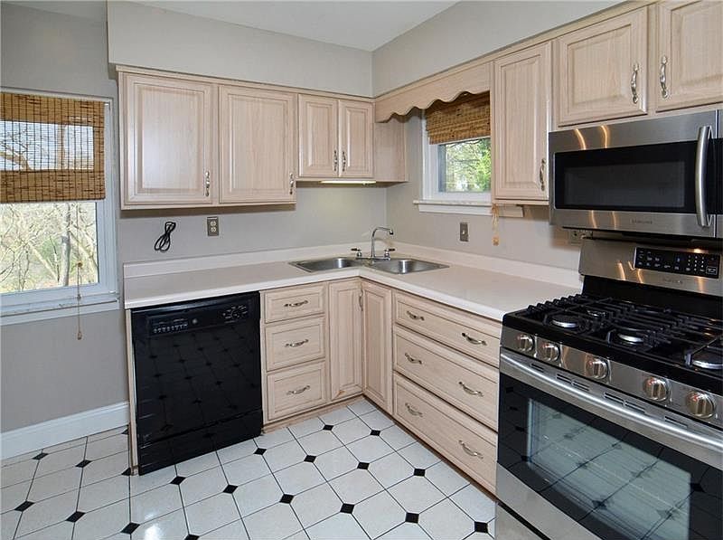 2nd image of 2297 Forest Dr