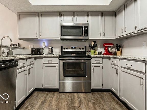 3rd image of 9449 Maple Way