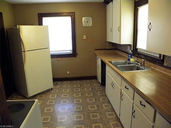 Kitchen includes the appliances - move right in!