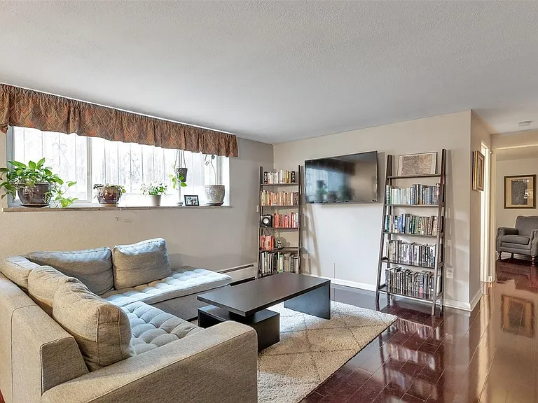 Living room. Example prior furnishing. Please note that the Condo is unfurnished.