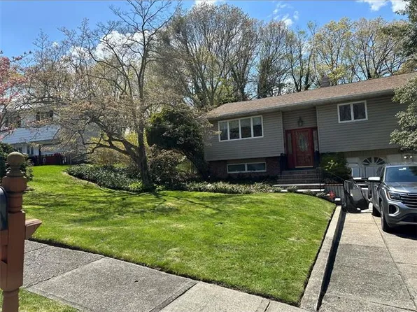 18 Greenwich Rd, Smithtown, NY 11787