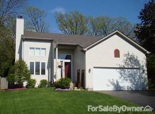 708 Greenbriar Ln, Lindenhurst, IL 60046