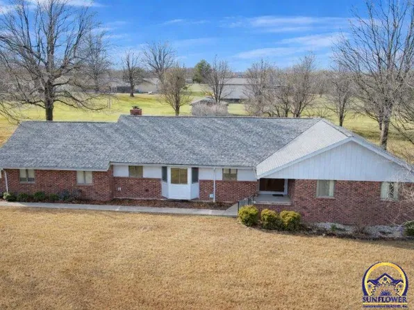 1206 Wentley Dr, Hiawatha, KS 66434