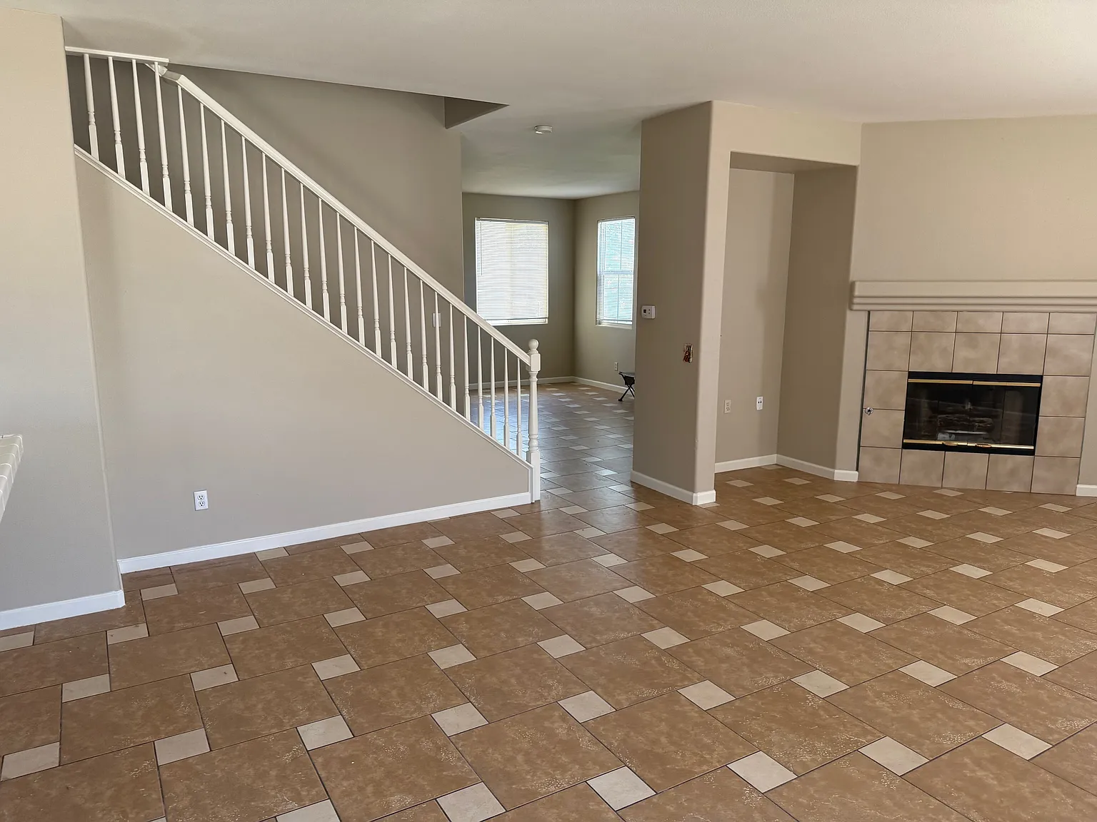 5 bed, 2736 sqft, $3,499 — Photo 2
