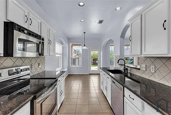 933 Bens Dr — Photo 6