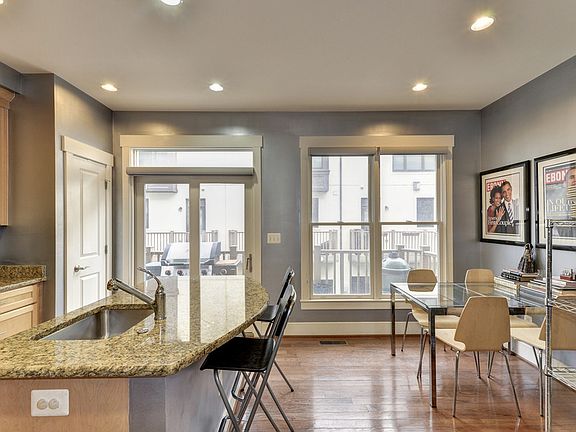 Gourmet, eat-in Kitchen