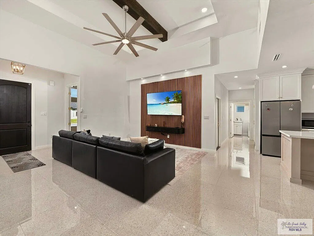 3 bed, 2.5 bath, 1832 sqft, $2,700 — Photo 3